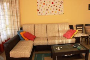 フィニステレにあるApartamento Langosteiraのリビングルーム(ブラウンソファ、カラフルな枕付)