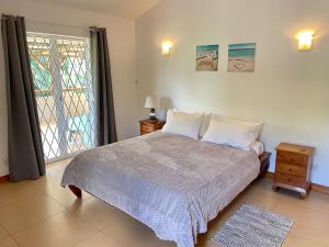 a bedroom with a bed and a window at La Casa Margot in Albion +28 photos