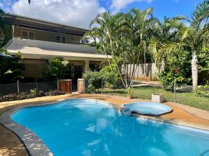 a large blue swimming pool in front of a house at La Casa Margot in Albion