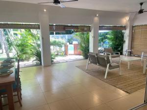 a living room with a table and chairs at La Casa Margot in Albion