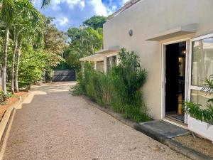 a house with a pathway leading to a door at La Casa Margot in Albion