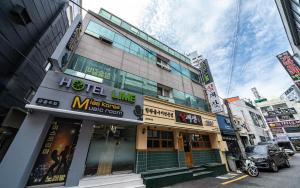 a building in the middle of a busy city at Lime Hotel in Busan