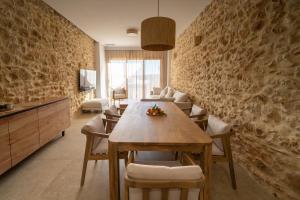 a dining room with a wooden table and chairs at OSTALEA Casa Rural in Villanueva de Alcolea