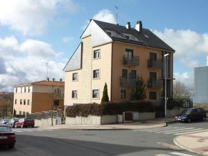 un gran edificio de apartamentos con techo negro en Hostal Residencia Batuecas, en Salamanca