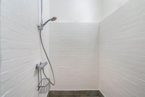 a shower in the corner of a room at HS025-Outrup-Strandvejen-31-B in Henne +14 photos