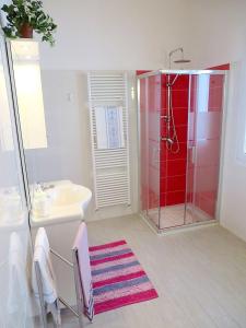 ein Bad mit einer Dusche, einem Waschbecken und einer Dusche in der Unterkunft India in Stresa