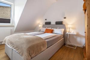 a bedroom with a bed and a window at Ferienwohnung Seeblick in Bad Bodenteich