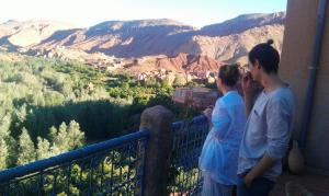 Dos personas de pie en un balcón con vistas a las montañas en Citadelle Gorges, en Aït Ben Ali