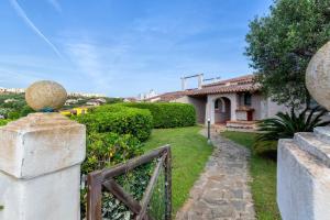 a house with a gate and a fence at Villa Glory piscina privata in Cuile Pazzoni