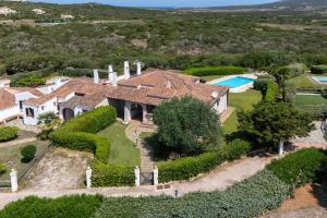 an aerial view of a house with a swimming pool at Villa Glory piscina privata in Cuile Pazzoni