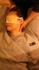 a woman laying in bed with a headband on her head at Yolo Hotel 最寄駅徒歩1分 Askusa 秋葉原 スカイツリー近く 東京観光に最適 空港アクセス良好 in Tokyo
