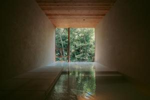 a room with a window and a pool of water at inishie in Nishinoomote
