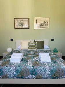 ein Schlafzimmer mit einem großen Bett und zwei Kissen in der Unterkunft CESENAinCENTRO in Cesena