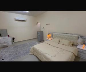 a bedroom with a large bed and a television at غرفة vip فخمة للإيجار اليومي او الأسبوعي او الشهري في الخوض السادسة in Al Khawḑ