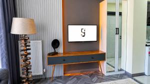 a dressing room with a dresser and a mirror at Elegance Sirius in Kayseri