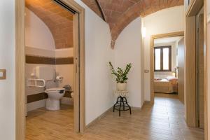 a bathroom with a toilet in a room at Villa Adelmo appartamento privato in Pomarance +30 photos