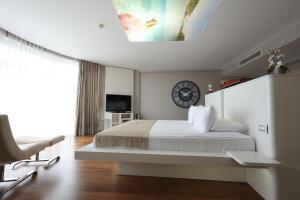 ein Schlafzimmer mit einem Bett und einer Uhr an der Decke in der Unterkunft Orucoglu Oreko Hotel in Manisa
