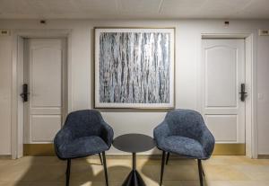 two chairs and a table in a room at UP Hotel Velilla in Velilla de San Antonio +71 photos