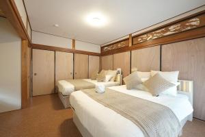 two beds in a room with two bedsvisor at The CATAN 宮津 in Yura