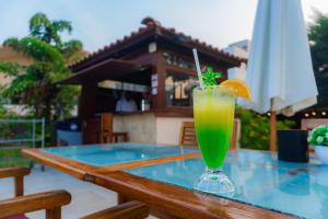 ein Getränk auf einem Tisch mit einer Orange darauf in der Unterkunft Hôtel Elaïs in Pointe-Noire