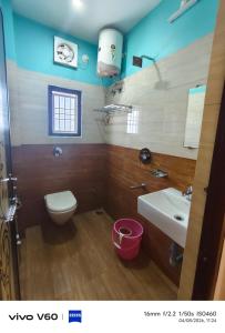 a bathroom with a toilet and a sink at Hotel Raj in Letekujān