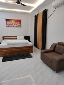 a bedroom with a bed and a couch at Hotel Raj in Letekujān