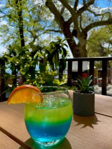 a drink sitting on a table with an orange slice at Balcon Makrinitsa in Makrinitsa