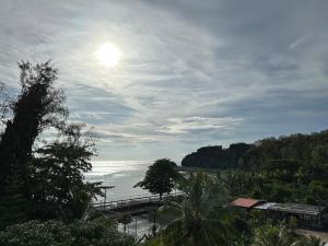 a view of the ocean with the sun in the sky at sunsetvilla studio in Saint-Martin +1 photo