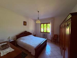a bedroom with a large bed and a window at Da Gabriele è vacanza in Gubbio