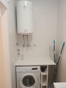 a laundry room with a washing machine and a sink at SG Estudios Sanlúcar in Sanlúcar de Barrameda