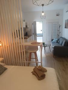 a living room with a couch and a table with a towel at SG Estudios Sanlúcar in Sanlúcar de Barrameda