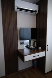 a room with a desk with a flat screen tv at Mudanya Yıldız Otel in Mudanya +28 photos