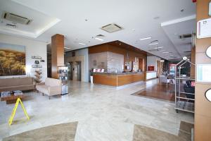 eine Eingangshalle eines Geschäfts mit Wartezimmer in der Unterkunft Orucoglu Oreko Hotel in Manisa