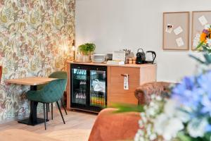 a room with a drink cooler and a table at Guesthouse Ouddorp Connection in Ouddorp