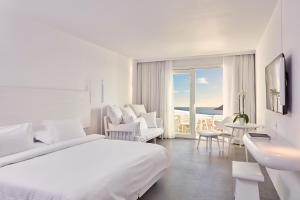 Un pat sau paturi într-o cameră la Royal Myconian - Leading Hotels of the World