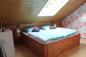 a large bed in a room with a skylight at Ferienwohnung Sonnengruss in Nettersheim