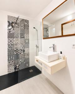 a bathroom with a sink and a shower at Turyva Tarongers 1 - Modern 1-Bedroom Apartment Near the Beach, Costa del Azahar in Peniscola