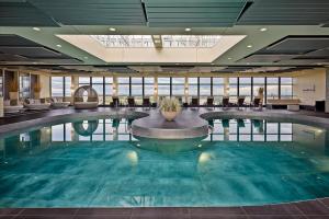 ein großes Schwimmbad in einer Hotellobby in der Unterkunft Four Points by Sheraton Munich Arabellapark in München