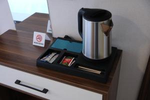 a coffee pot on top of a counter at Mudanya Yıldız Otel in Mudanya