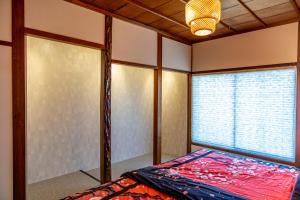 a room with a bed and a window in it at Lax奈良Annex in Mitsugarasuchō