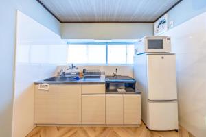 a kitchen with a sink and a microwave at Lax奈良Annex in Mitsugarasuchō
