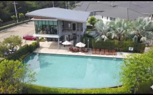 an overhead view of a swimming pool in front of a house at Silbergluuk in Udon Thani