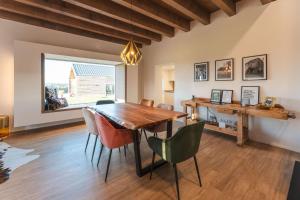 a dining room with a wooden table and chairs at Ferienhaus Rabenbrunn in Arnstorf
