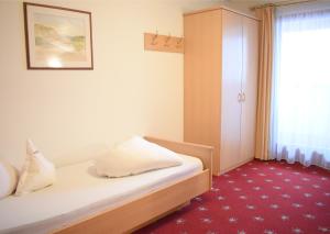 Letto o letti in una camera di Hotel Nussbaumerhof ***