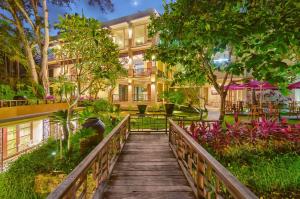 Jardí fora de Labak River Hotel by EPS