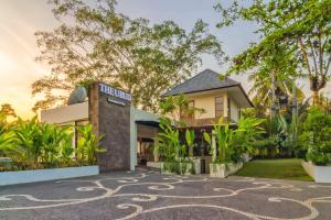 uma casa com um labirinto à sua frente em Labak River Hotel by EPS em Ubud