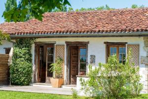a small white house with a red roof at Dependance avec Jacuzzi in Arcangues