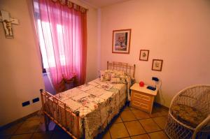 Un dormitorio pequeño con una cama y una ventana. en Le Maree Susanna, en Rio Marina