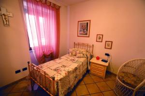リオ・マリーナにあるLe Maree Susannaの小さなベッドルーム(ベッド1台、窓付)