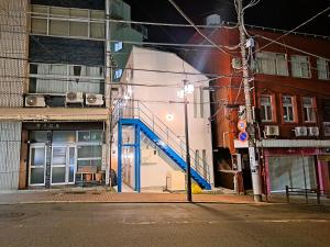 a building with a staircase on the side of a street at お部屋に露天風呂 自分専用の湯船に新鮮な熱海温泉を入れる贅沢 新築美麗AtamiOnsenApart104 in Atami